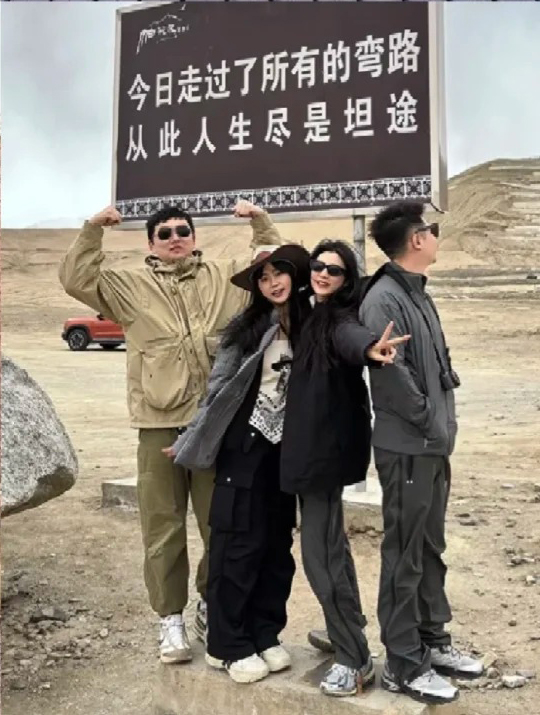 新疆拍照穿搭指南:女生赴疆绝美出片全攻略